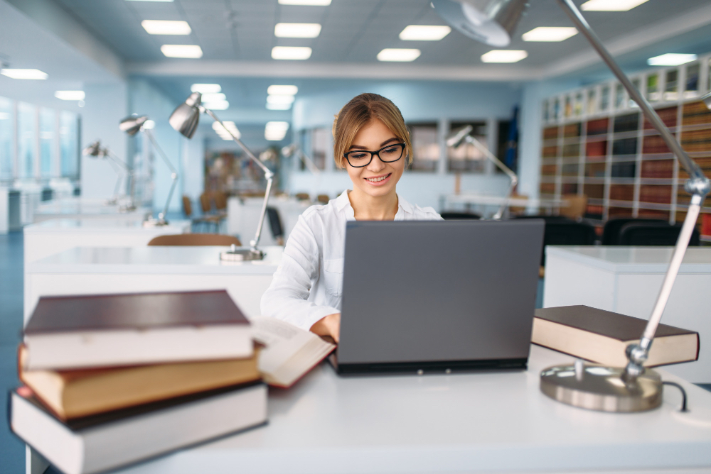 Online-Finanzkurs auf Laptop und Smartphone